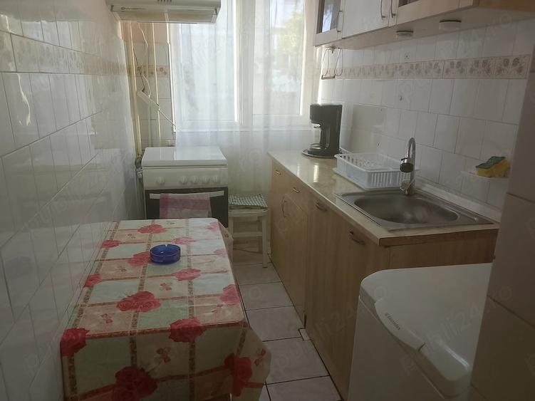 Apartament cu 3 camere semidecomandat în P-ța Doina