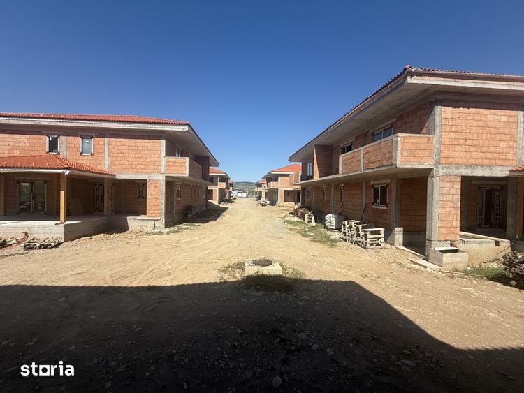 Casă cu 5 camere cu Teren 250 Mp în Gilău