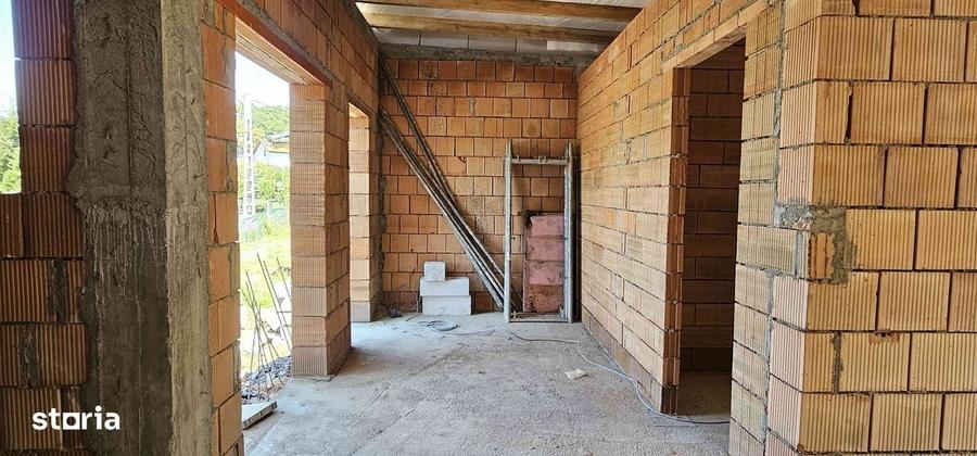 Casă cu 3 camere în Corunca