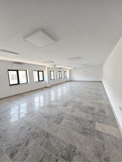 Spațiu comercial, de 300 mp, în Plopi