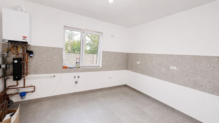 Casă individuală cu 4 camere cu Canalizare în Utvin