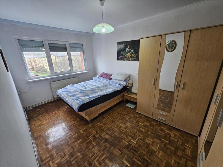 Apartament cu 3 camere decomandat în Micro II