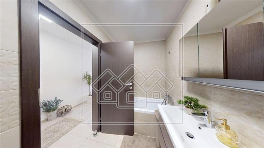 Apartament cu 3 camere decomandat în Exterior Vest