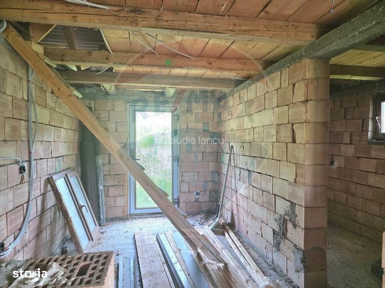 Casa la rosu cu teren mare, cadru natural deosebit Iernut-Mures