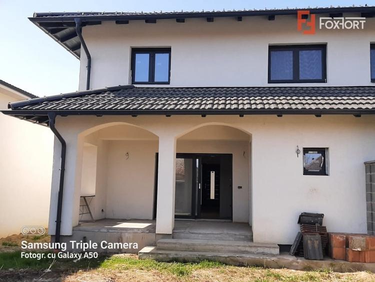 Duplex cu 4 camere cu Canalizare în Plopi