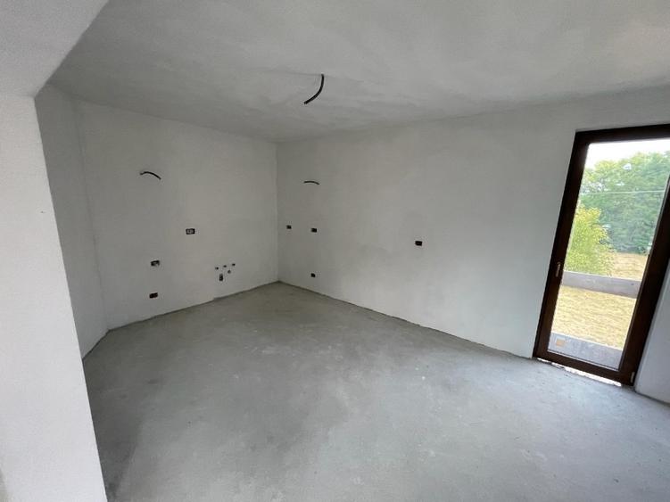 Casă individuală cu 5 camere cu Teren 975 Mp în Central