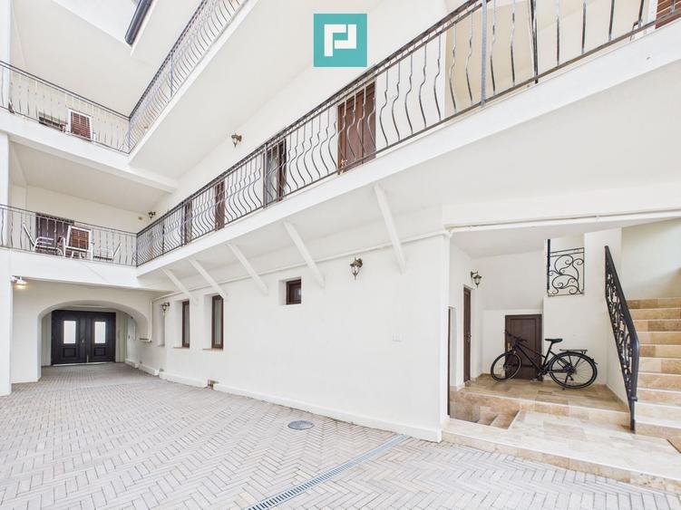 Casă individuală cu 8 camere cu Canalizare în Aradul Nou