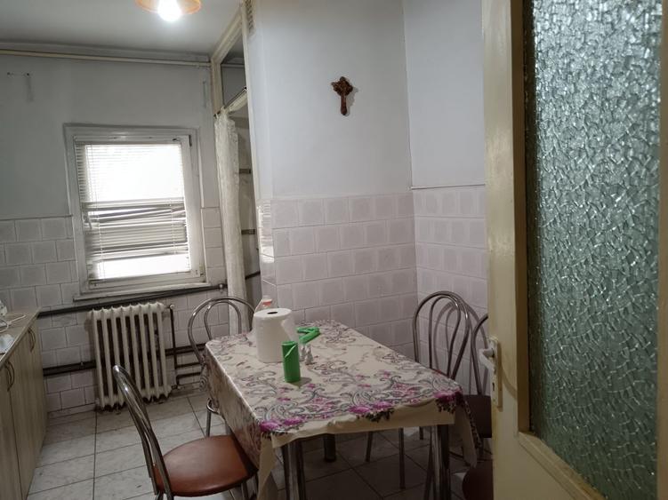 Apartament cu 4 camere decomandat în Dâmbovița