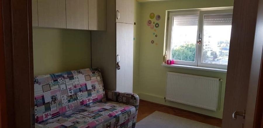 Apartament cu 3 camere decomandat, mobilat în Aradului