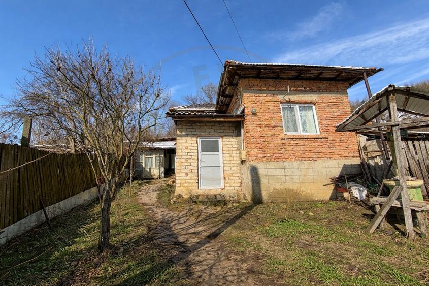 Casă individuală cu 4 camere cu Canalizare în Pitoi