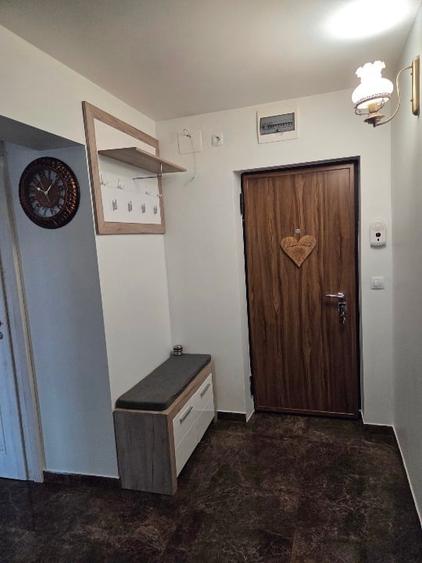 Apartament cu 3 camere decomandat, mobilat în Nicolina