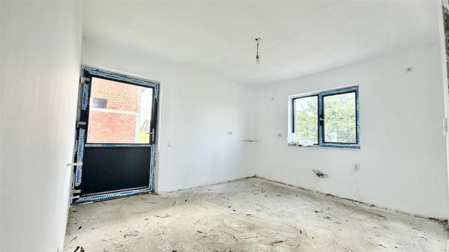 Casă cu 4 camere cu Teren 450 Mp în Aroneanu