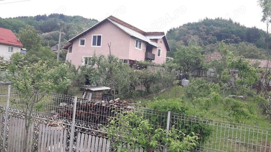 Casă cu Teren 2500 Mp în Corbu (Cătina)