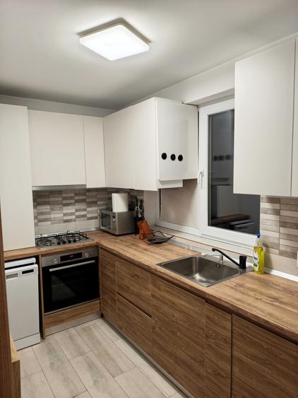Apartament cu 3 camere decomandat în Jiului