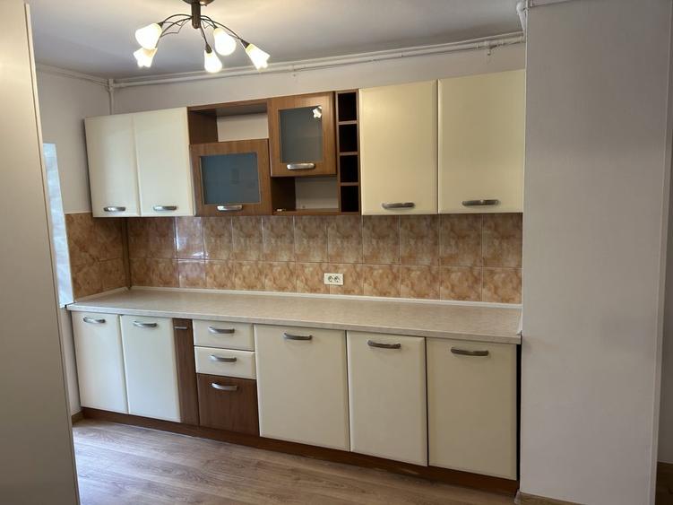 Apartament cu 3 camere decomandat, mobilat în Brâncoveanu