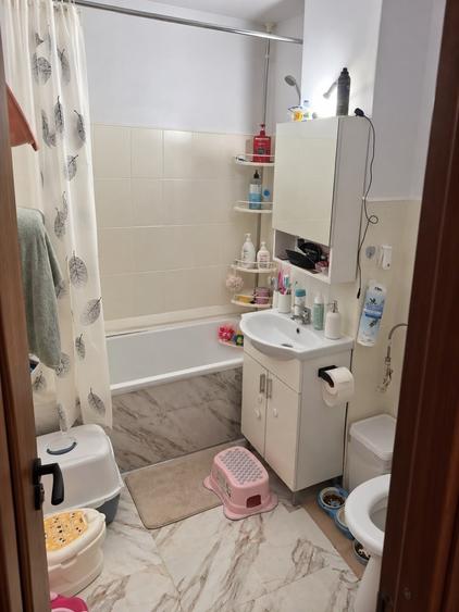 Apartament cu 2 camere decomandat în Tractorul