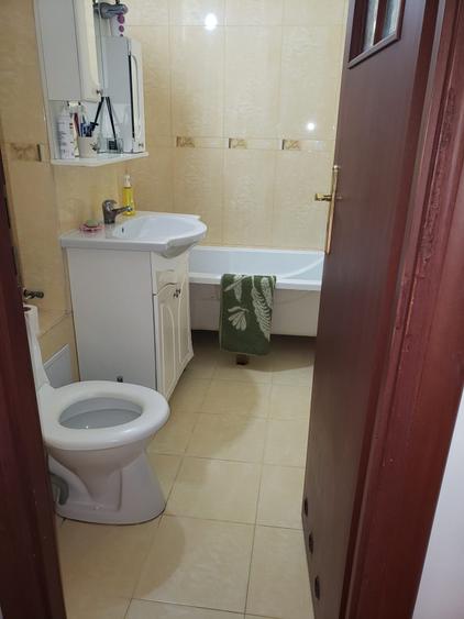 Apartament cu 3 camere decomandat, mobilat în Poarta 6