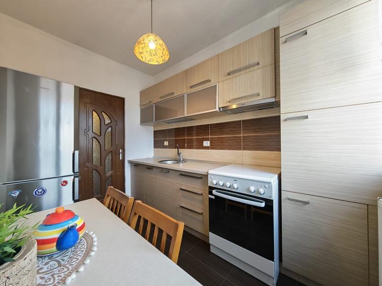 Apartament cu 3 camere semidecomandat, mobilat în Bucureștii Noi