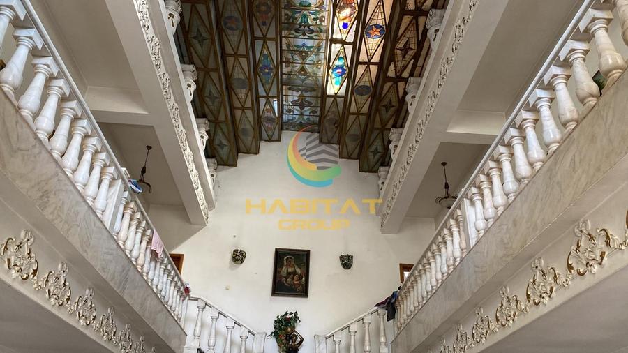 Casă individuală cu 10 camere cu Canalizare în Ciolpani