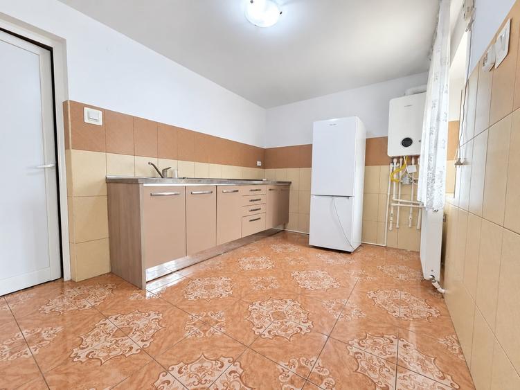 Casă cu 4 camere cu Teren 700 Mp în Piața Centrală