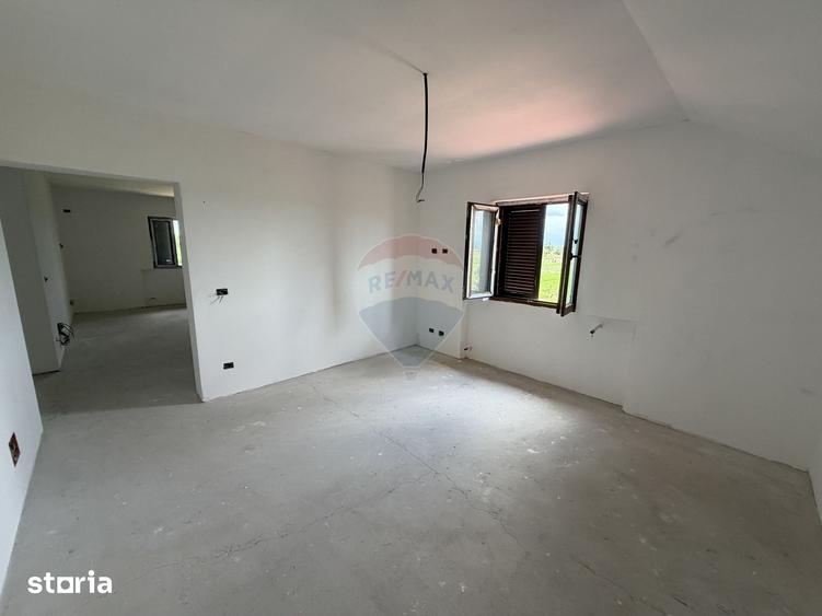Casă cu 5 camere cu Teren 3960 Mp în Milcovul
