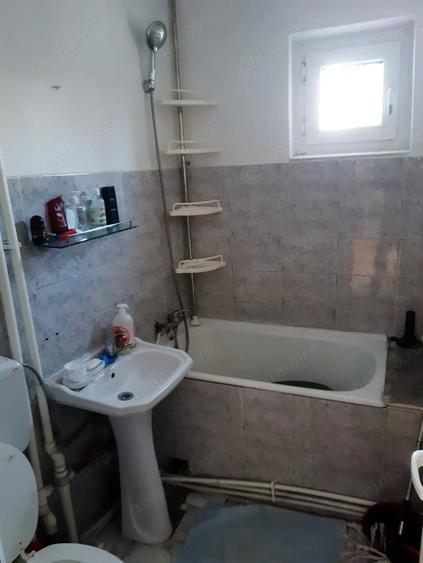 Apartament cu 4 camere semidecomandat în Micro 39