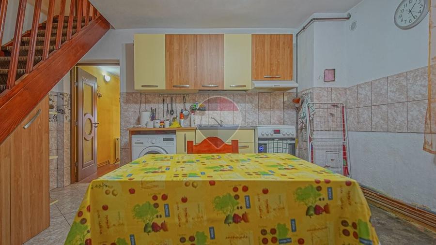 Casă individuală cu 7 camere cu Teren 533 Mp în Purcăreni