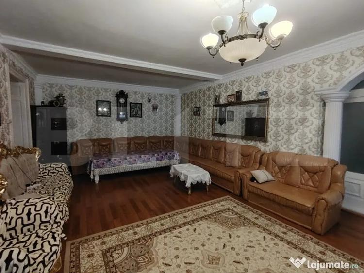 Casă cu 8 camere cu Teren 2235 Mp în Central