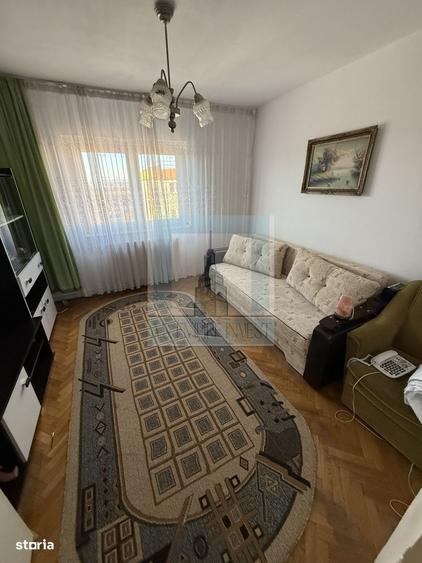 Apartament cu 3 camere decomandat în Florilor