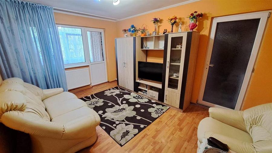 Apartament cu 3 camere semidecomandat în Viziru 1