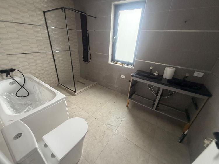 Casă individuală cu 4 camere cu Canalizare în Central