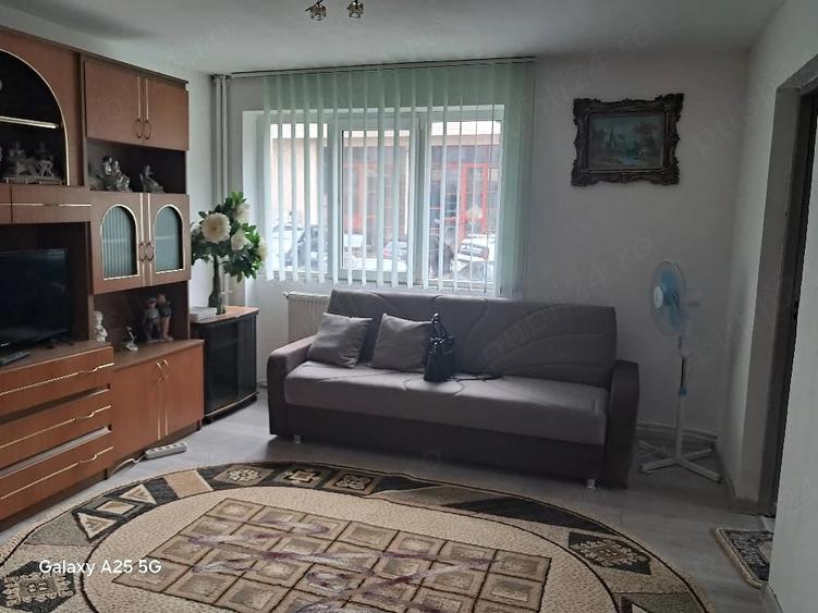 Apartament cu 3 camere semidecomandat în Exterior Vest