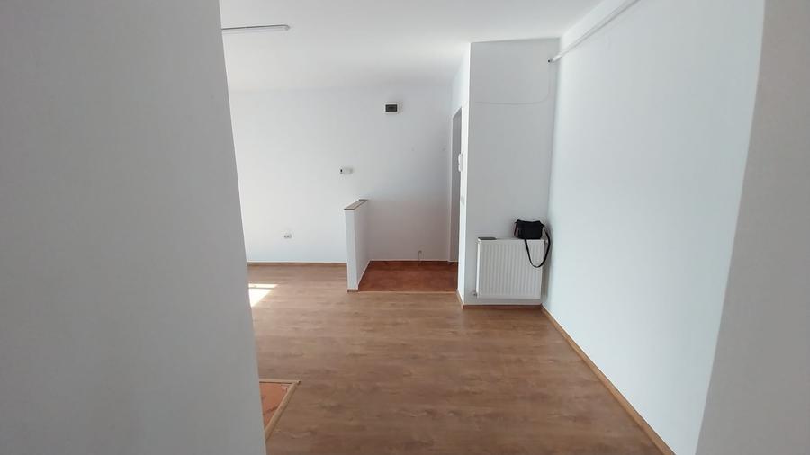 Apartament cu 3 camere semidecomandat în Florești