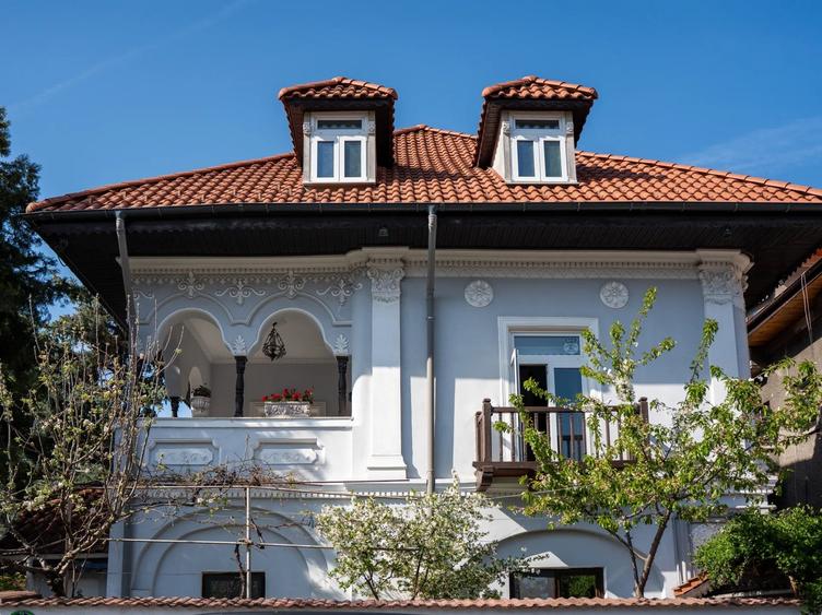 Casă individuală cu 10 camere cu Canalizare în Aviatorilor