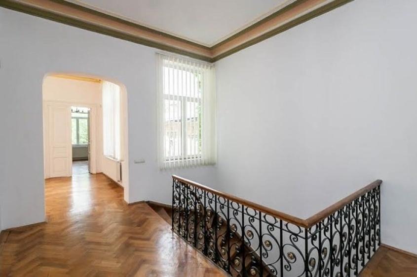 Casă cu 10 camere cu Teren 750 Mp în P-ța Romană