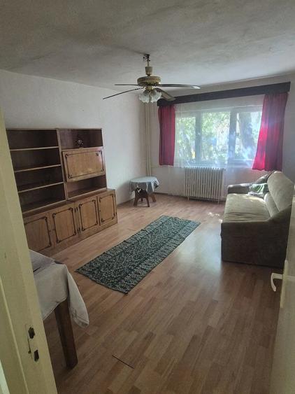Garsonieră decomandată în Rogerius