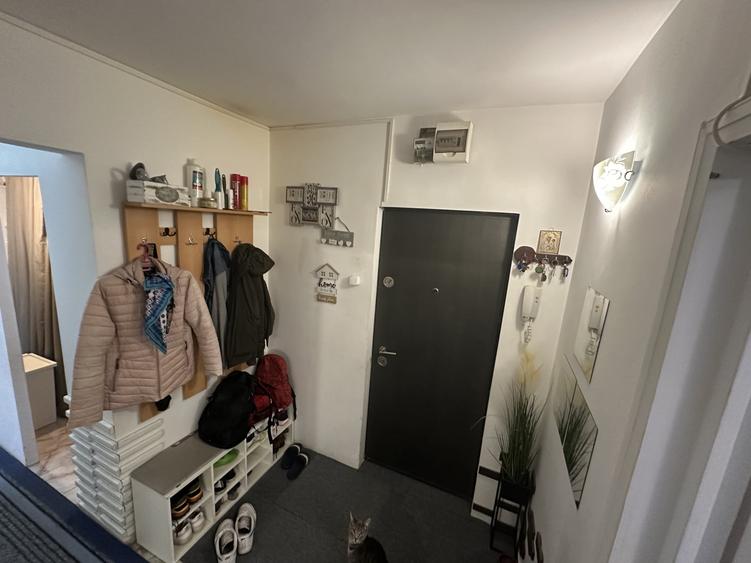 Apartament cu 3 camere decomandat, mobilat în Berceni