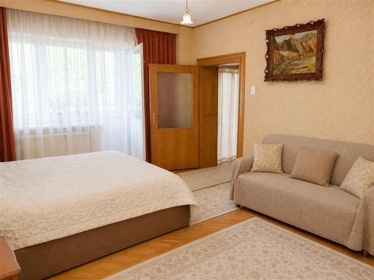 Casă individuală cu 7 camere cu Piscina în Ferneziu