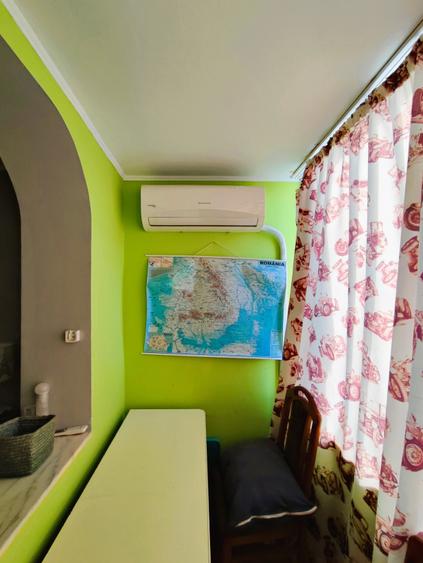 Apartament cu 3 camere semidecomandat, mobilat în Central