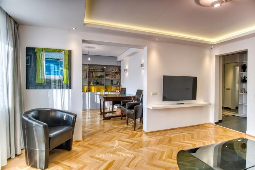 Apartament cu 4 camere semidecomandat, mobilat în Universitate