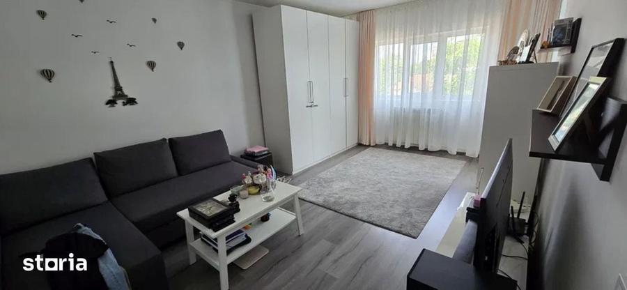 Apartament cu 2 camere decomandat în Far