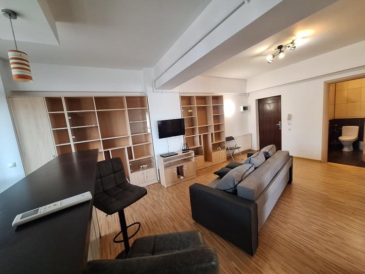Apartament cu 3 camere semidecomandat, mobilat în Berceni