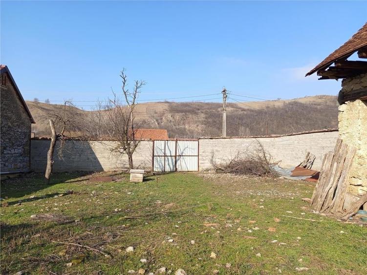 Teren de 1800 mp, în Ciclova Română
