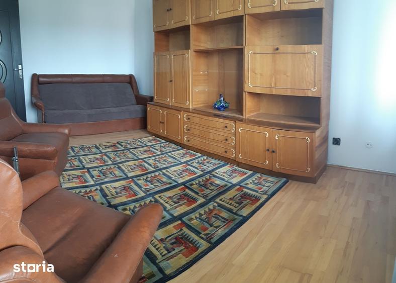Apartament cu 3 camere decomandat în Cornișa