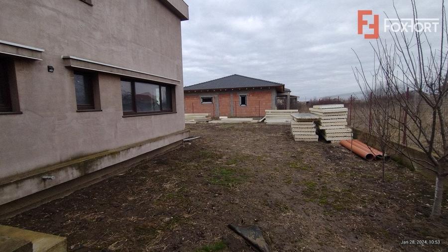 Casă individuală cu 8 camere cu Garaj în Săcălaz
