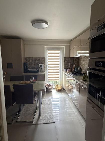 Apartament cu 3 camere decomandat în Exterior Vest