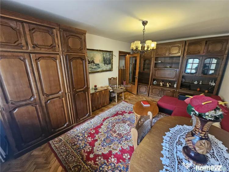 Apartament cu 3 camere decomandat, mobilat în Micro IV