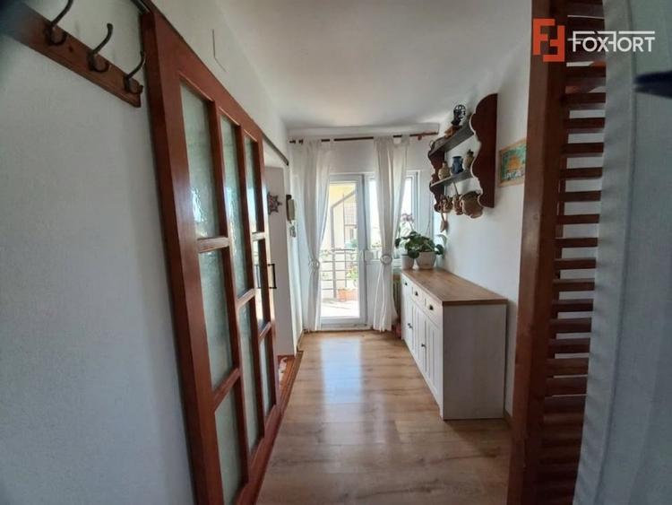 Casă individuală cu 8 camere cu Canalizare în Ghiroda