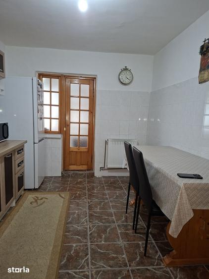 Apartament cu 3 camere decomandat în Craiovița Nouă