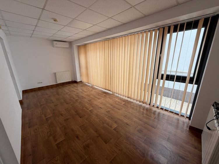 Casă individuală cu 13 camere cu Canalizare în Banu Manta